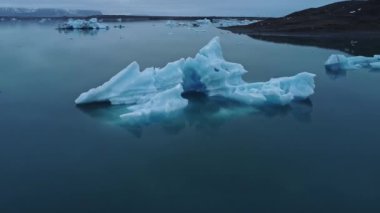 Kış günü İzlanda 'da sakin mavi deniz suyunda bulunan karlı buz oluşumlarının İHA görüntüsünden.