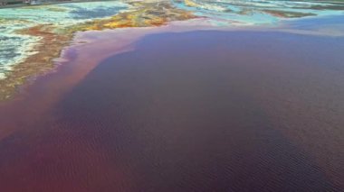Güneşli bir günde Minas de Riotinto kasabasındaki maden parkındaki renkli nehirlerin ve kumlu arazilerin nefes kesici insansız hava aracı görüntüsü