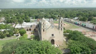Hoctun 'da tarihi kiliseleri olan görkemli şehir manzarasının insansız hava aracı görüntüsü.