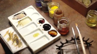 Masada çalışırken yüksek açılı meçhul luthier ve keman enstrümanı için mükemmel ahşap renk yaratmak