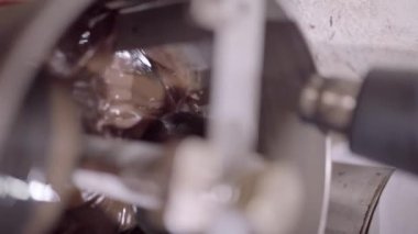 Doğal eritilmiş çikolatayı, şekerleme kabının içindeki metal kaseye koyma ve arıtma sürecinin yukarısından