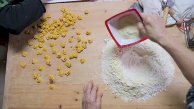Anonim kadın aşçının evde lezzetli İtalyan tortellini 'sine hamur hazırlama görüntüsü.