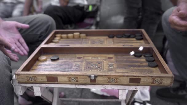 Beskär Oigenkännliga Lokala Manliga Vänner Casual Kläder Spelar Backgammon Medan — Stockvideo