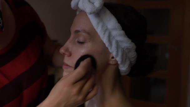 Mujer Recibiendo Maquillaje Aplicado Salón Belleza — Vídeos de Stock