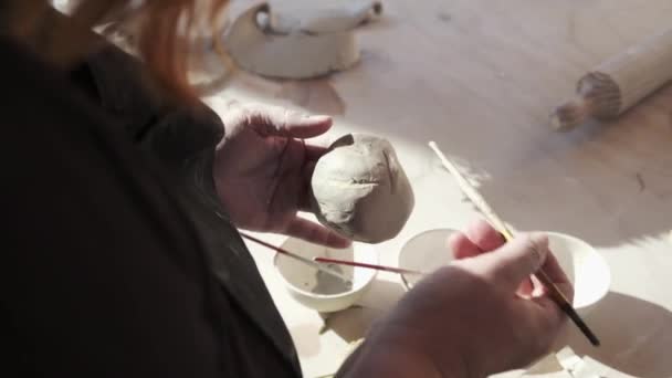 Кадры Женщины Делающей Глиняную Посуду — стоковое видео