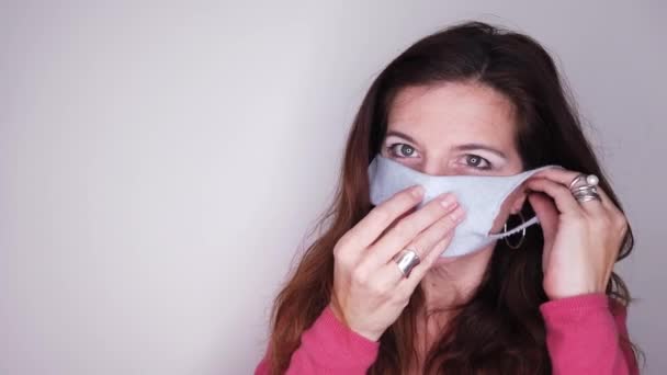 Vrouw Dragen Medisch Masker Geïsoleerd Witte Achtergrond — Stockvideo