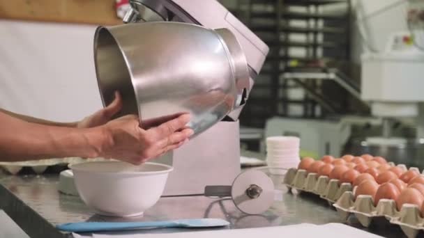 Tarlada Tanınmayan Şekerlemecinin Tezgahtan Kaseye Dökmesi Profesyonel Mutfakta Hamur Işi — Stok video