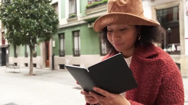 Usmívající Afroameričanky Čtení Zajímavý Příběh Elektronické Knihy Zatímco Víkend Ulici — Stock video