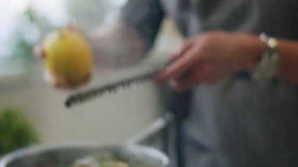 キッチンでイタリア料理を準備しながら野菜やグリーンを蒸したフライパンで匿名の女性グレーティングレモンゼストを作るリアルタイム — ストック動画