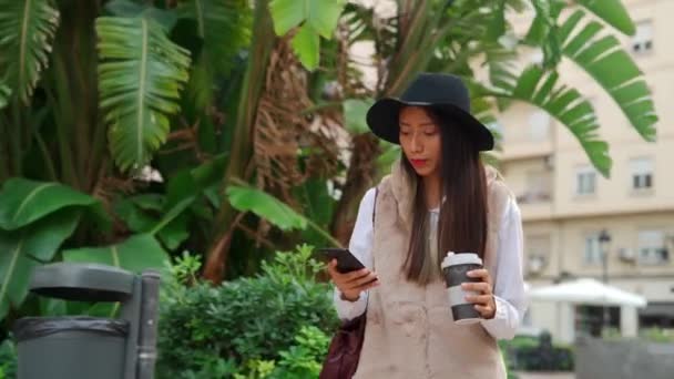 Mujer Hispana Confiada Traje Moda Con Café Para Llevar Teniendo — Vídeos de Stock