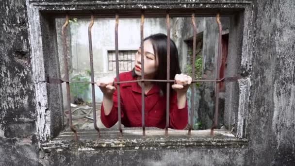 Jovem Mulher Asiática Dentro Prédio Pedra Abandonado Olhando Para Câmera — Vídeo de Stock