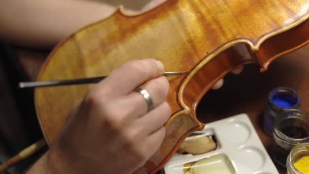 Cultivado Artesão Adulto Irreconhecível Sentado Mesa Luthiery Coloração Montado Violino — Vídeo de Stock