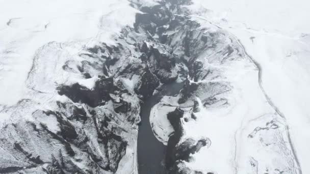 Захватывающий Вид Воздуха Водопад Дикую Реку Протекающую Среди Массивных Скалистых — стоковое видео