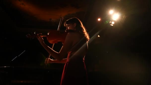 Violinista Suona Buio Ragazza Suona Violino Primo Piano — Video Stock