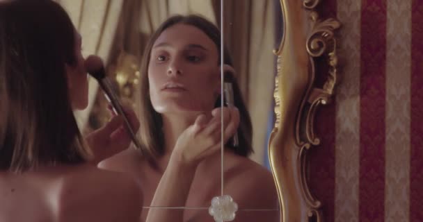 Ung Kvinna Med Mörkt Hår Och Bara Axlar Tittar Spegeln — Stockvideo