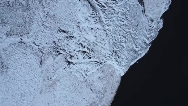 Vue Aérienne Dessus Une Côte Inégale Mer Calme Sombre Couverte — Video