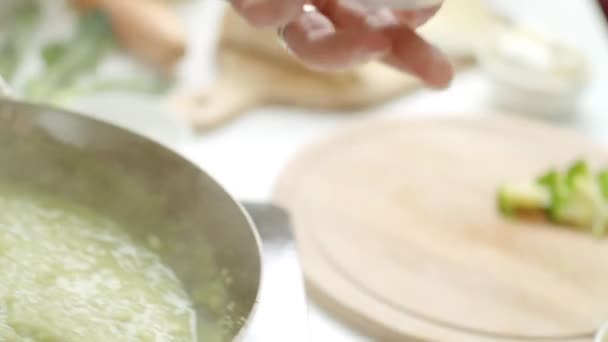 Unerkennbare Köchin Fügt Gebratenen Speck Pfanne Mit Grünem Reis Hinzu — Stockvideo