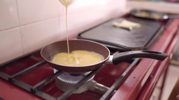 Onherkenbare Kok Gieten Geslagen Eieren Uit Kom Hete Pan Terwijl — Stockvideo