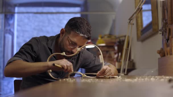 Artesanato Focado Óculos Sentado Bancada Fazendo Novo Violino Começando Com — Vídeo de Stock