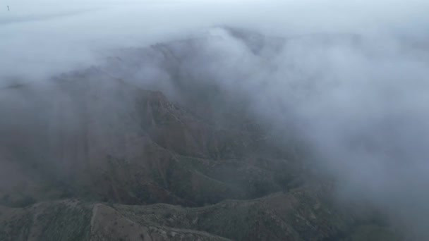 Vista Aérea Cámara Lenta Cresta Montañosa Cubierta Nubes Día Sombrío — Vídeo de stock