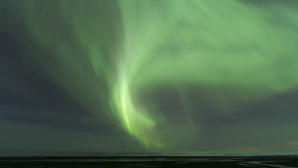 Från Spektakulära Landskap Gröna Norrsken Lyser Mörk Stjärnhimmel Vintern — Stockvideo