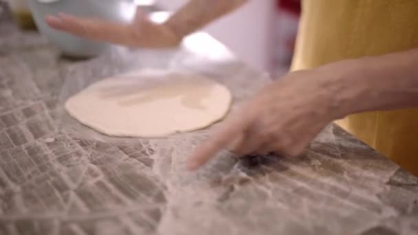 Decupați Bucătarul Feminin Făcând Aluat Pentru Tortilla Masă Făină Timp — Videoclip de stoc