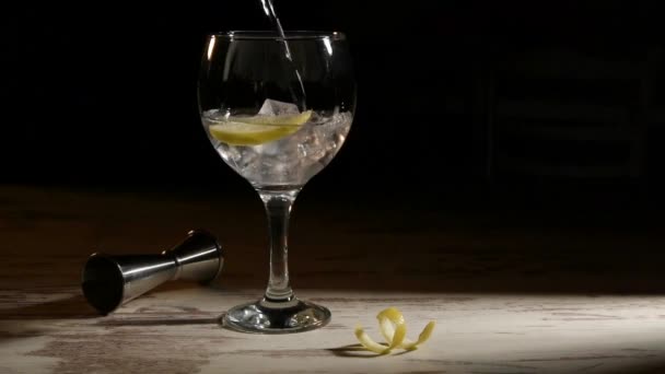 Persoon Vullen Transparant Glas Gin Tonic Met Citroen Jigger Tafel — Stockvideo