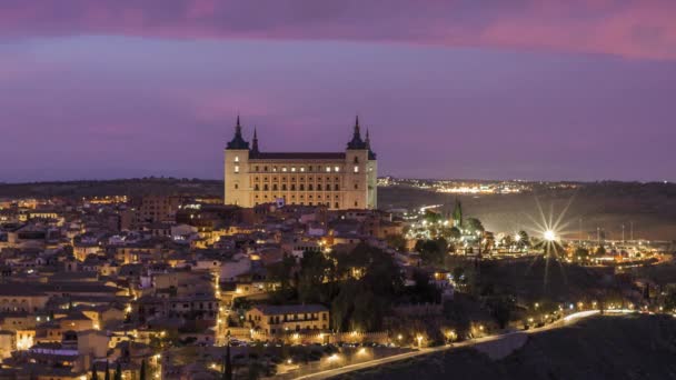 中世の城の素晴らしい風景の上から スペインのアルカザール メレドの霧の多彩な日没に都市の上に建てられました — ストック動画
