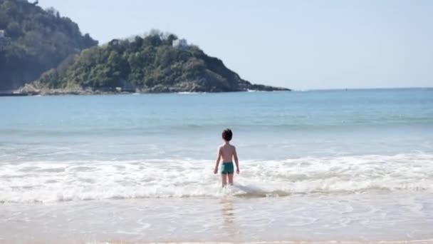 Cuerpo Completo Niño Alegre Saltando Sobre Mar Ondeando Resort Tropical — Vídeo de stock