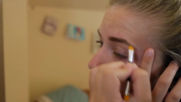 Młoda Kobieta Odbita Lustrzanych Brwiach Czarnym Ołówkiem Kosmetycznym Podczas Makijażu — Wideo stockowe