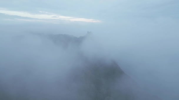 Vedere Lentă Dronei Castelului Vechi Ruinat Vârf Munte Deasupra Norilor — Videoclip de stoc