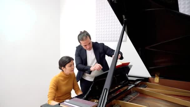 Молодая Пара Играет Пианино Комнате — стоковое видео