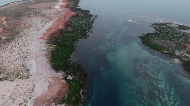 Vista Superior Paisagem Pitoresca Água Mar Cristalina Azul Lavando Formações — Vídeo de Stock