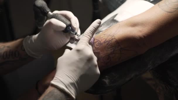Tatuaje Artista Hacer Tatuaje Antebrazo Mujer Joven Estudio — Vídeo de stock