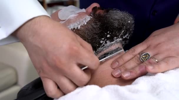 Homem Meia Idade Sendo Raspado Perto Por Barbeiro Qualificado — Vídeo de Stock