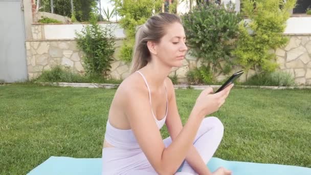 Jeune Femme Faisant Yoga Avec Smartphone Jardin — Video
