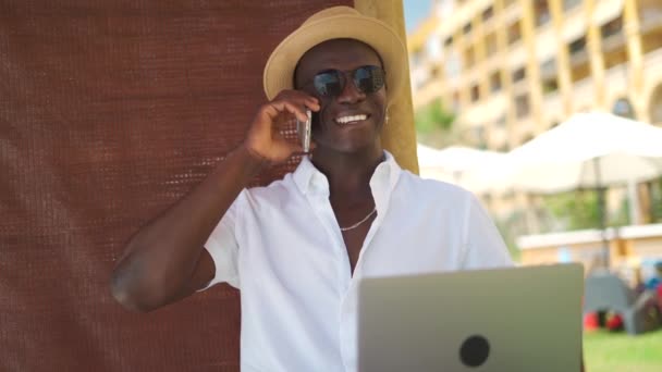 Inhalt Afroamerikanischer Geschäftsmann Mit Hut Der Mit Handy Und Laptop — Stockvideo