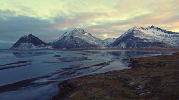 Панорамный Вид Персики Снежного Горного Хребта Фоне Облачного Закатного Неба — стоковое видео