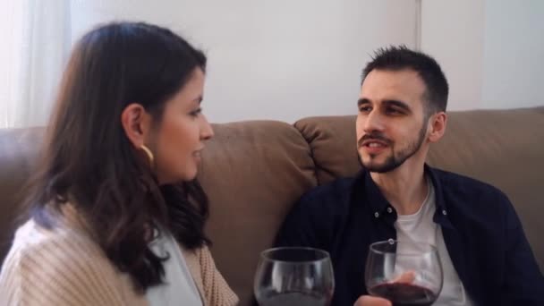 Ontspannen Echtpaar Met Rode Wijn Glazen Zitten Bank Kijken Naar — Stockvideo