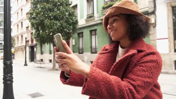 心满意足的非裔美国女性站在城市里 在智能手机上自画像 — 图库视频影像
