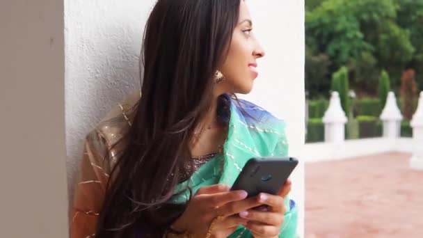 Elégedett Indiai Hagyományos Ruhát Csinál Szelfi Sms Ezés Mobiltelefonnal Miközben — Stock videók