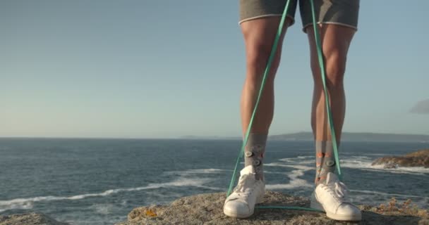 Anonim Kaslı Erkek Vücut Geliştirici Deniz Kıyısında Duruyor Yaz Egzersizleri — Stok video