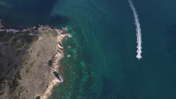 Luchtfoto Van Snelle Boot Zeilen Turquoise Zeewater Wassen Rotsachtige Strand — Stockvideo