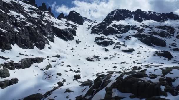 Paysage Pittoresque Une Immense Chaîne Montagnes Rocheuses Couvertes Neige Contre — Video