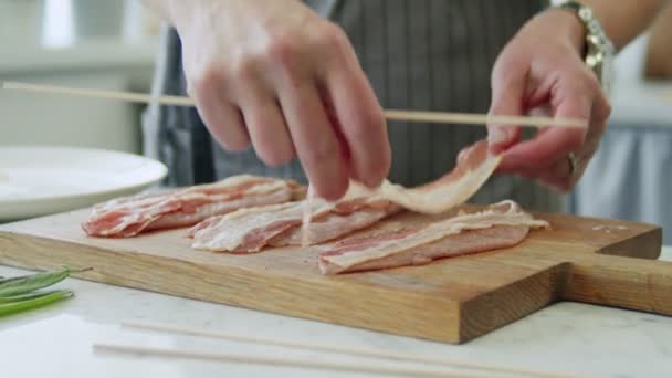 在意大利菜的烹调过程中 在生吃的小牛肉片上添加意大利菜和鼠尾草叶的实时处理方法 — 图库视频影像