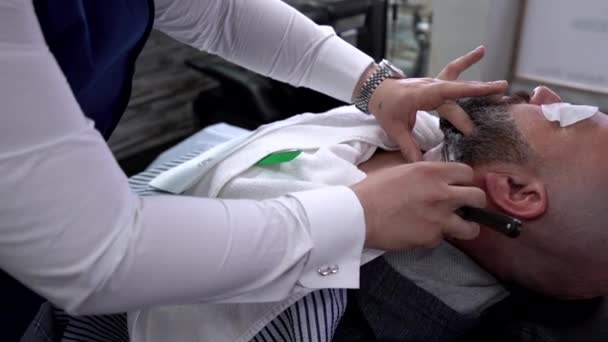 中年男人被熟练的理发师刮得光溜溜的 — 图库视频影像