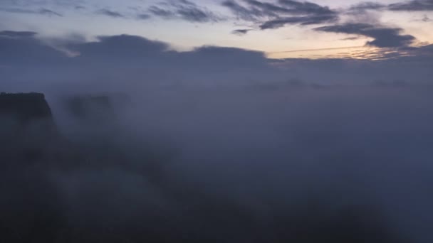 Tiempo Lapso Nubes Flotando Sobre Cordillera Por Mañana Mientras Amanece — Vídeo de stock