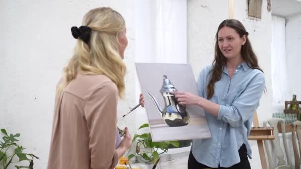 Młode Kobiety Malują Pracowni Sztuki Piękna Kobieta Studiująca Akademii — Wideo stockowe