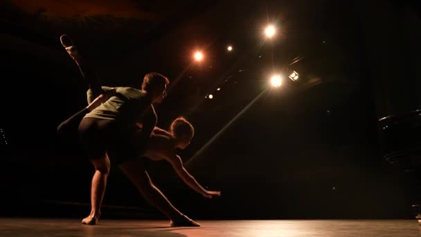 舞台における現代バレエダンサー — ストック動画
