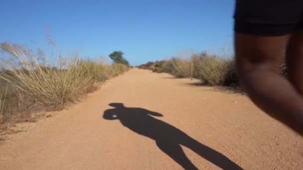 Siyah Kadın Sıcak Bir Günde Kumda Koşuyor — Stok video